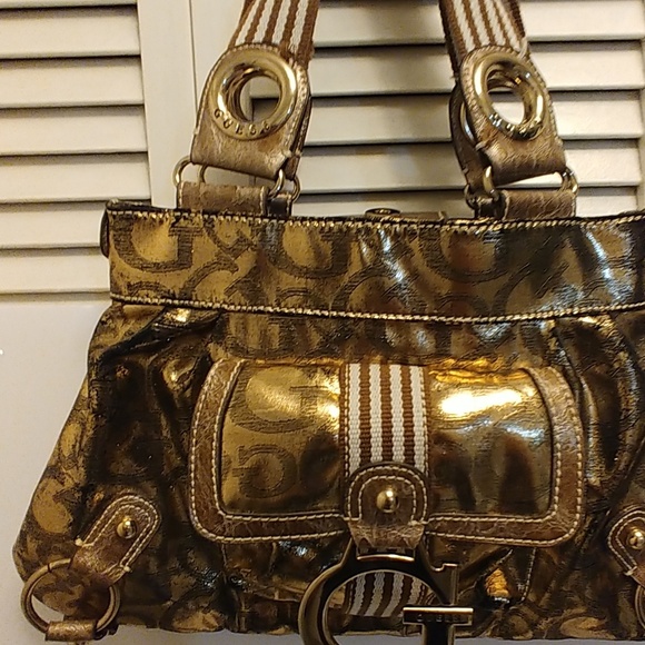 Guess women's Shoulder handbag In Excellent Condition. - Picture 3 of 4